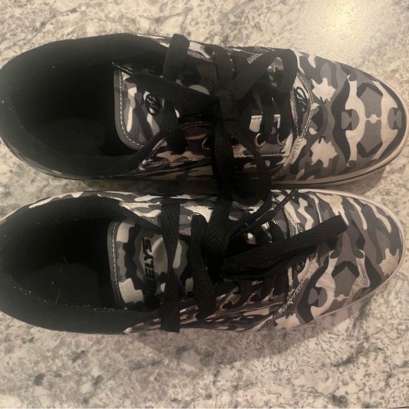 Heely Shoes - Picture 2 of 3